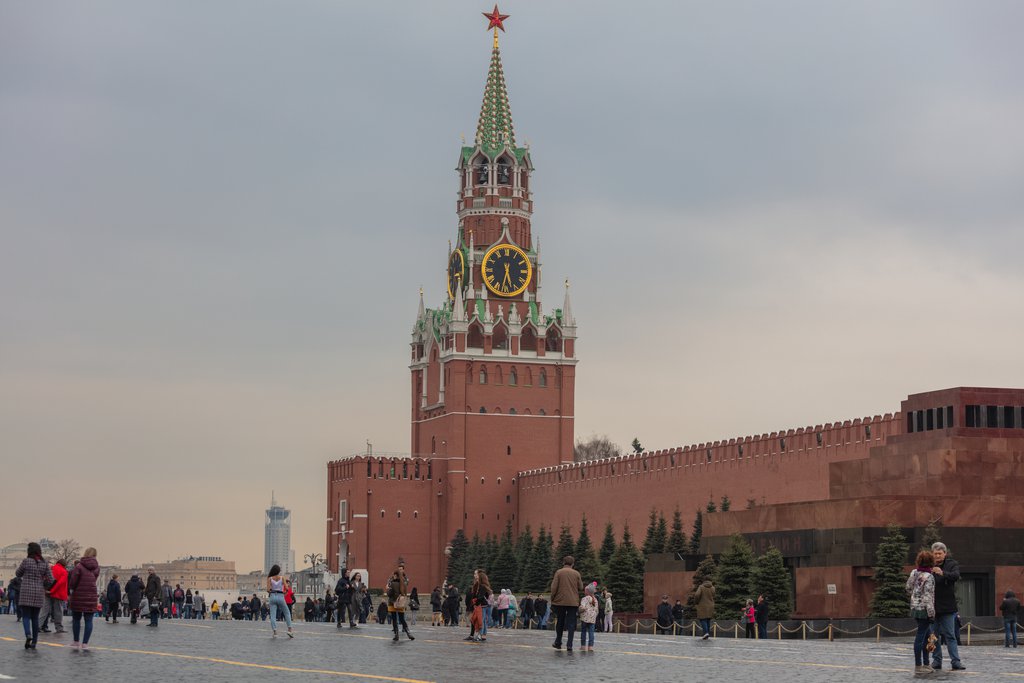 Живую ель на Соборной площади Кремля устанавливают с 1996 года.