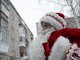 Пилот гражданской авиации, герой России Дамир Юсупов в образе Деда Мороза посетил 21 декабря три екатеринбургские семьи. Фото: Павел Ворожцов.