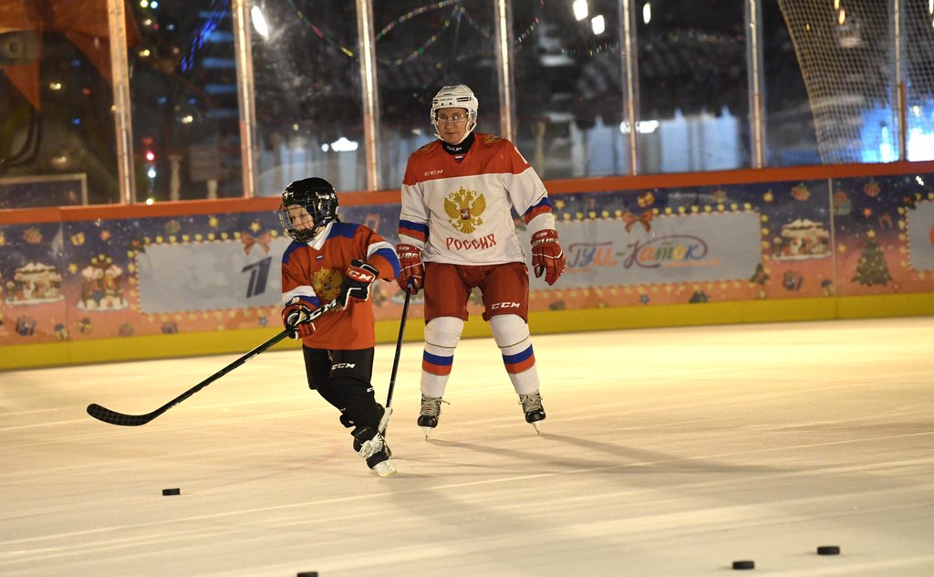 Он встретился на катке у Кремля с 9-летним Дмитрием Ащепковым из Челябинской области.