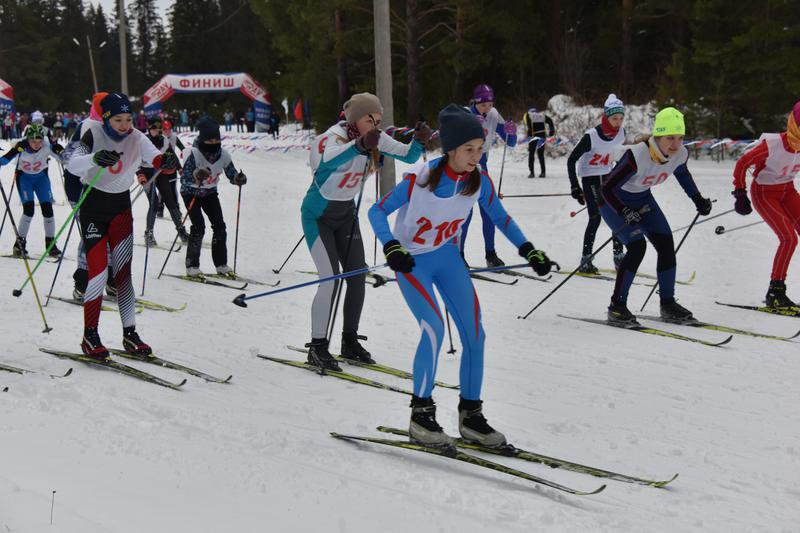 В лыжной гонке участвуют и взрослые и дети. Фото: А. Кунилов.