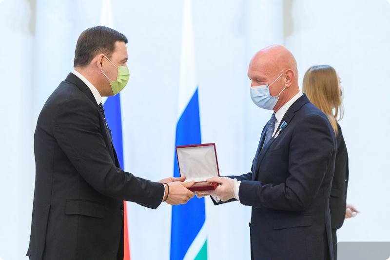 Евгений Куйвашев вручил награды уральцам.