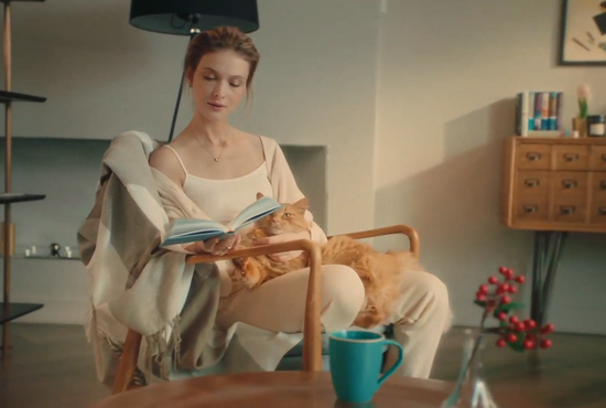 Лицом кампании стала актриса театра и кино Светлана Иванова. Фото: кадр из видеоролика "Книга - лучший подарок".