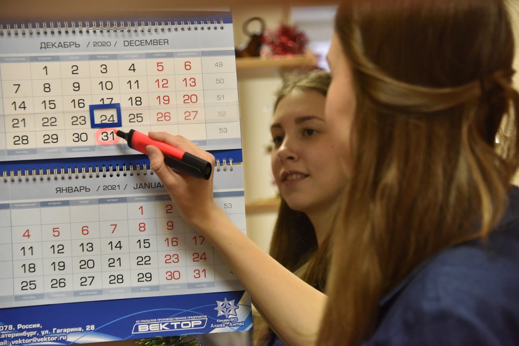 Девушка отмечает в календаре число