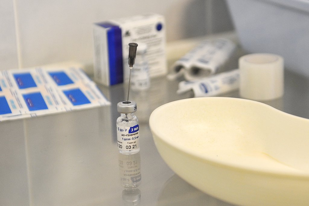 Пожилые москвичи смогут записаться на вакцинацию от COVID-19 с 28 декабря.
