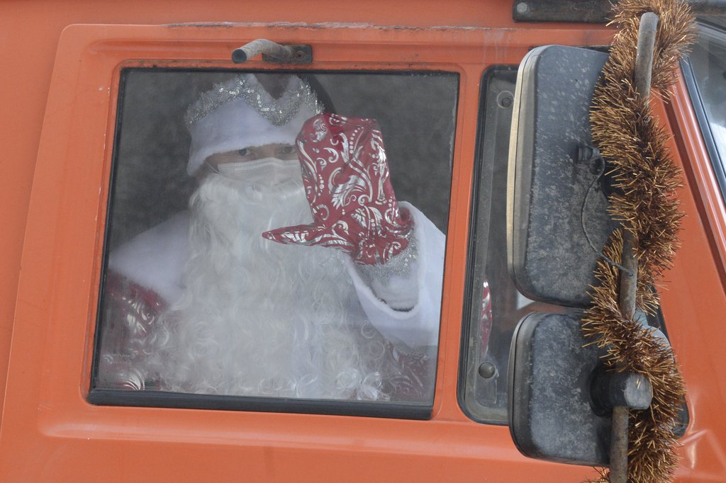 Дед Мороз едет в маске