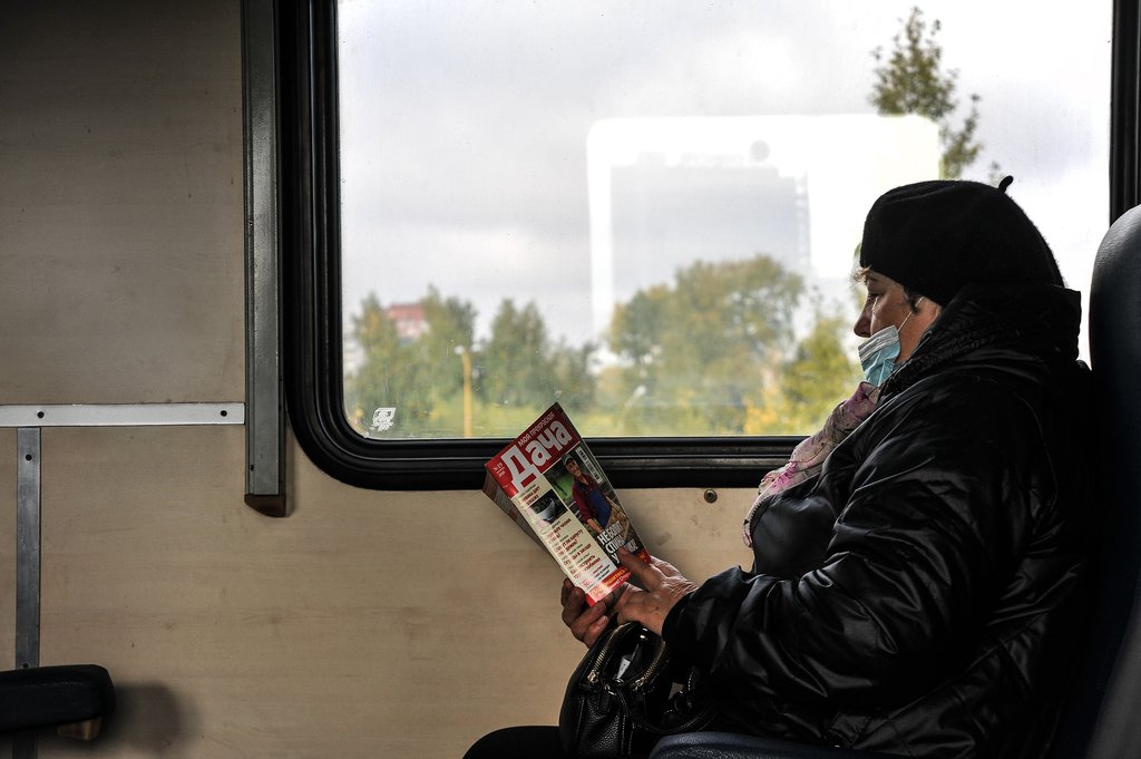Женщина в электричке читает журнал "Дача".