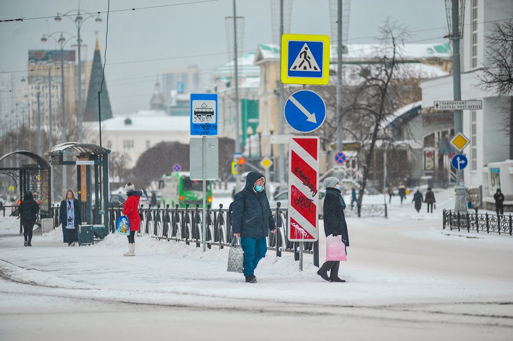 Люди в масках зимой