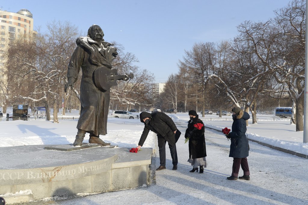 Статуя Владимира Мулявина
