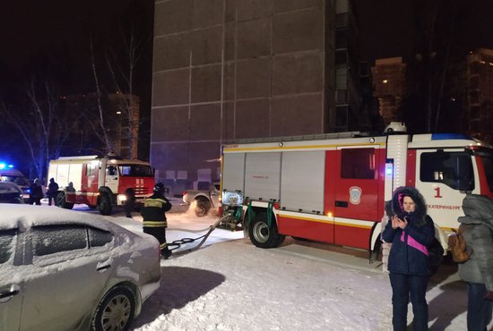 Погибшие были найдены в квартирах на 2-м, 5-м и 9-м этажах. Фото: пресс-служба ГУ МЧС России по Свердловской области
