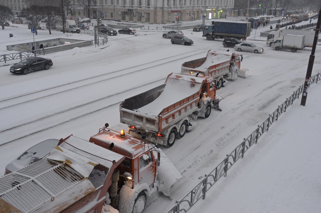 В Екатеринбурге продолжается ликвидация последствий обрушившегося на город снегопада.