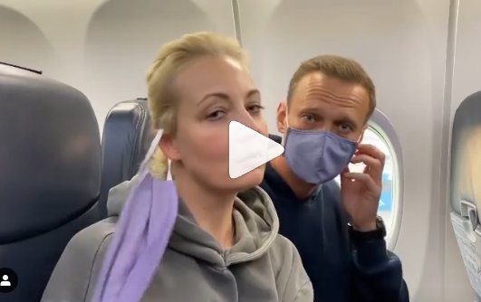 Алексей Навальный и его жена в самолёте