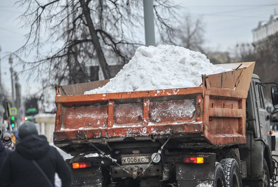 Последствия снегопада на свердловских трассах устраняют 500 единиц техники. Фото: Галина Соловьёва.