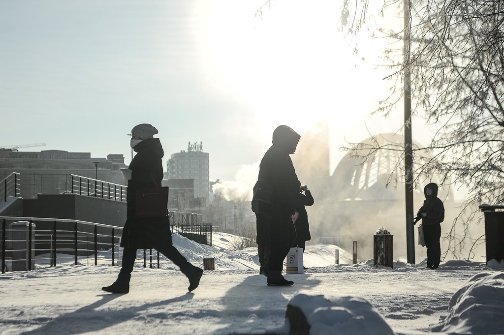 Люди в мороз идут по улице в Екатеринбурге