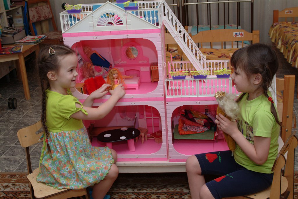 Девочки играют в домик
