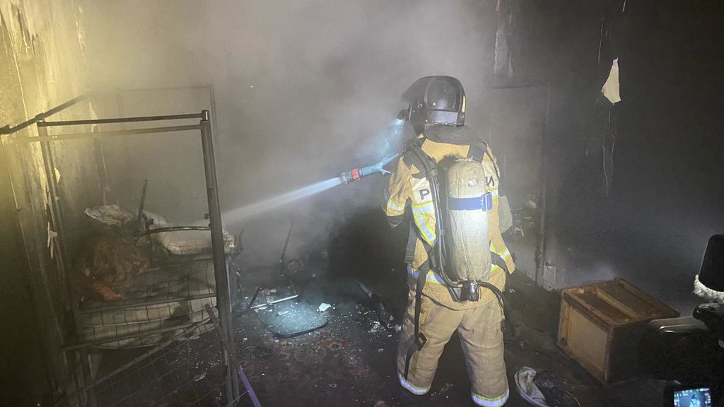 Спасатели тушат пожар в помещении