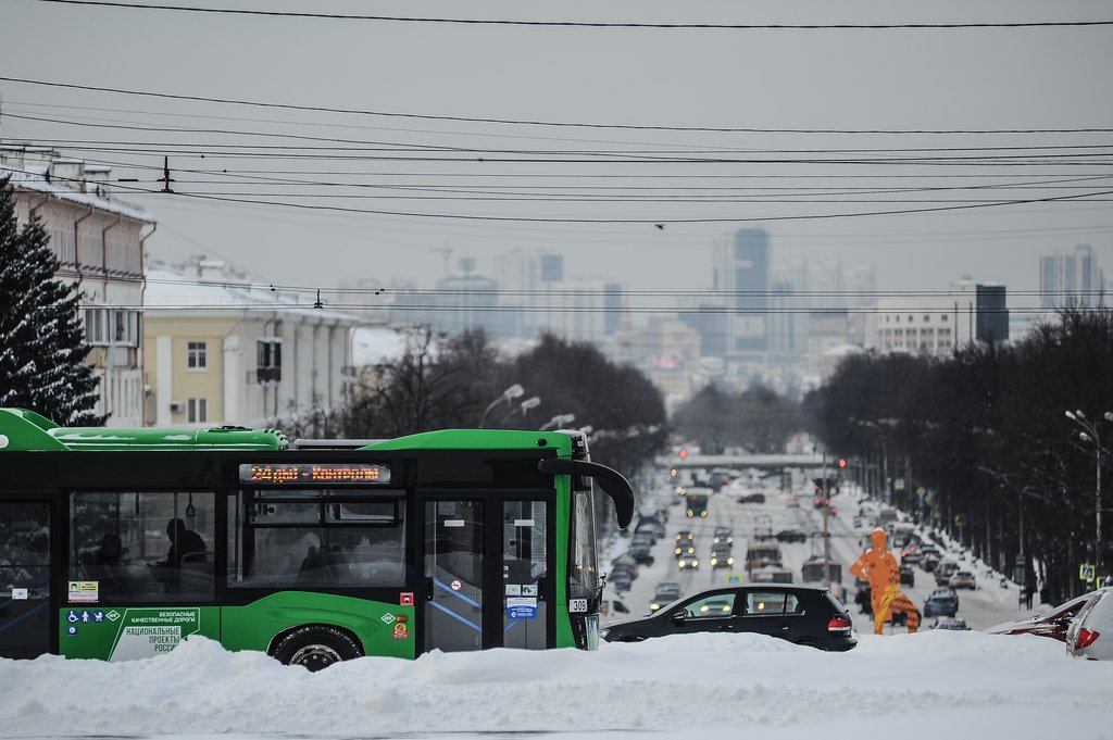 Автобус едет по Екатеринбургу