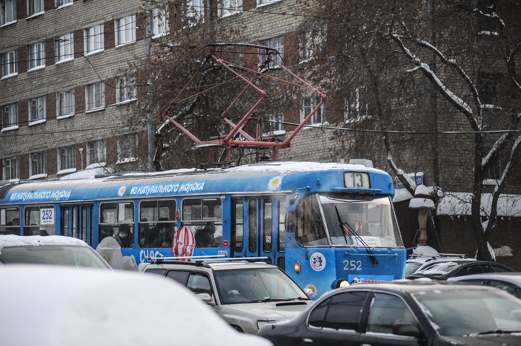 Трамвай едет зимой по улице