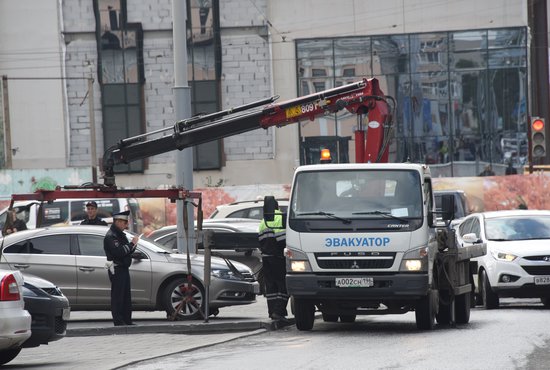 В Екатеринбурге продолжат эвакуировать мешающие уборке снега автомобили. Фото: Алексей Кунилов.
