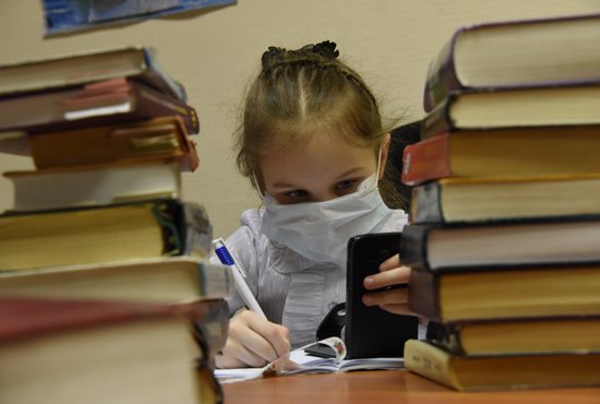 Среди заболевших коронавирусом 5,8% - школьники. Фото: Алексей Кунилов.