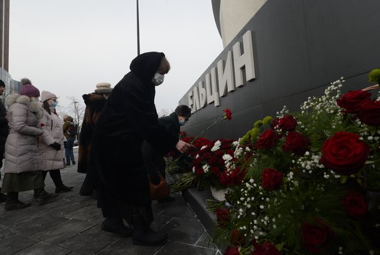 В Екатеринбурге возложили цветы к памятнику первому Президенту России Борису Ельцину. Фото: Павел Ворожцов.