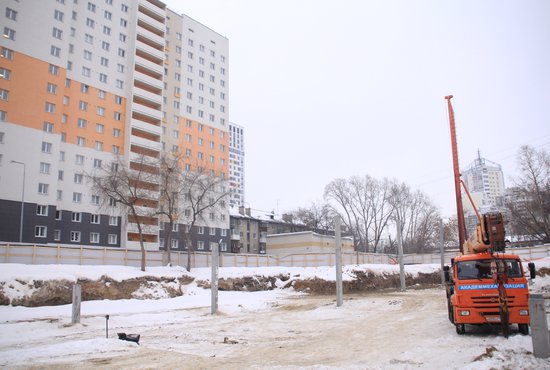 Строители вырыли котлован на месте будущего общежития. Фото: пресс-служба "Группы ЛСР".