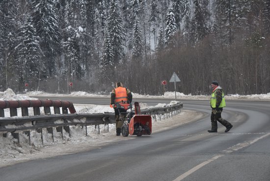 В ряде свердловских муниципалитетов движение транспорта ограничено до завершения расчистки трасс от снега. Фото: Алексей Кунилов