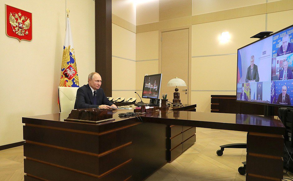 Президент России провёл в режиме видеоконференции встречу с руководителями парламентских фракций Государственной думы.