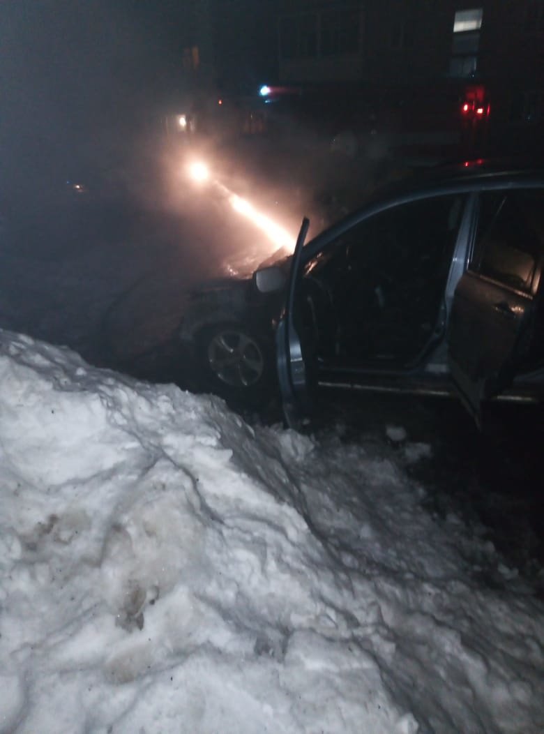 Спасатели тушат машины мэра Артёмовского