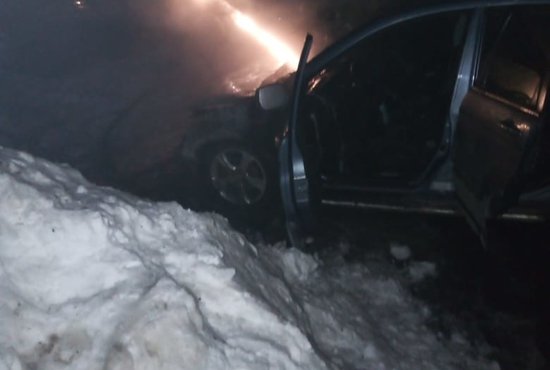 Минувшей ночью горела Honda CR-V мэра Артёмовского. Спасатели потушили машину за две минуты. Полиция проводит проверку. Фото: пресс-служба ГУ МЧС России по Свердловской области