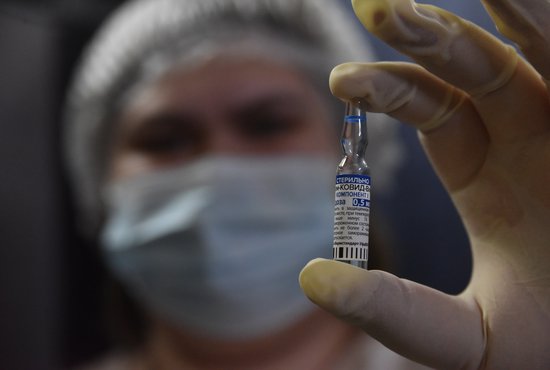 Две из трёх зарегистрированных в стране вакцин уже поставляются в регионы. Фото: Алексей Кунилов