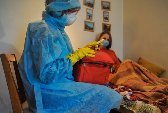 Менее 12 тысяч заразившихся в России выявляют третьи сутки подряд. Фото: Галина Соловьёва