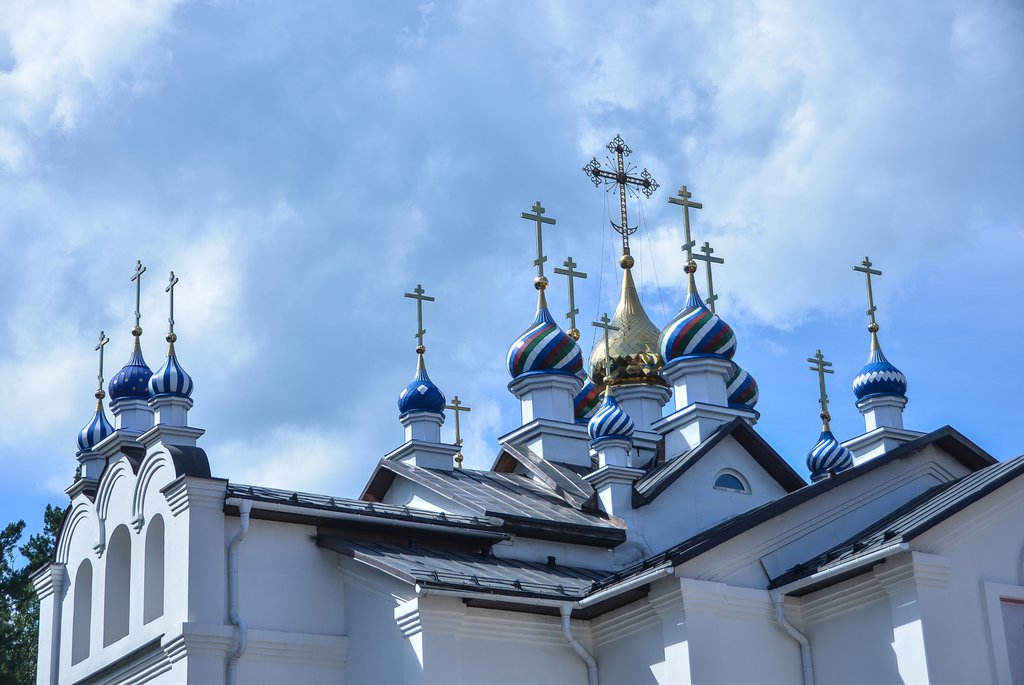 Силовики находятся на территории Среднеуральского женского монастыря больше шести часов. Фото: Галина Соловьёва