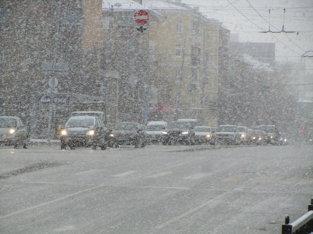 Машины едут в снег