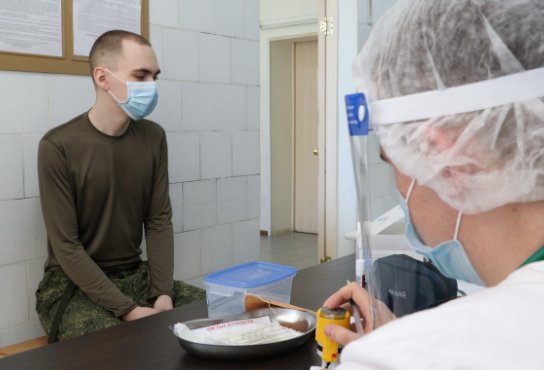Вакцинацию военнослужащие проходят добровольно, перед этим их в обязательном порядке тестируют на наличие антител. Фото: пресс-служба ЦВО