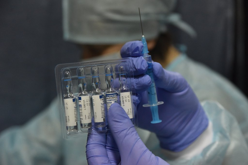 Вакцина от коронавируса в руках врача
