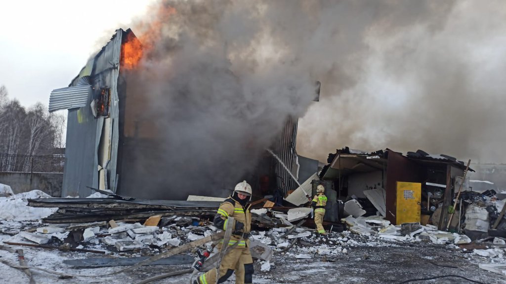 Спасатели тушат пожар на промплощадке