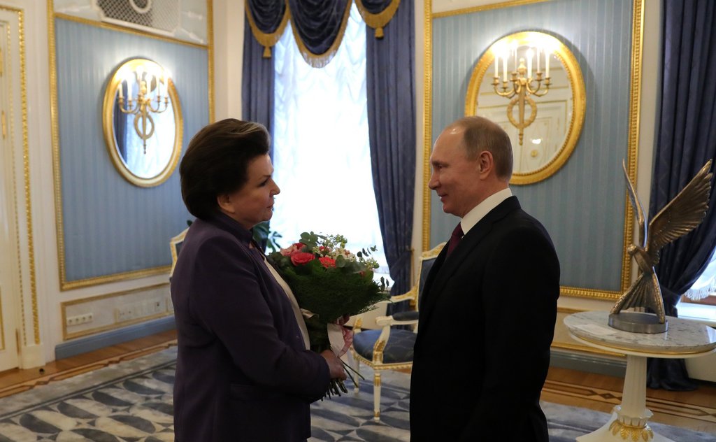 Владимир Путин поздравляет Валентину Терешкову