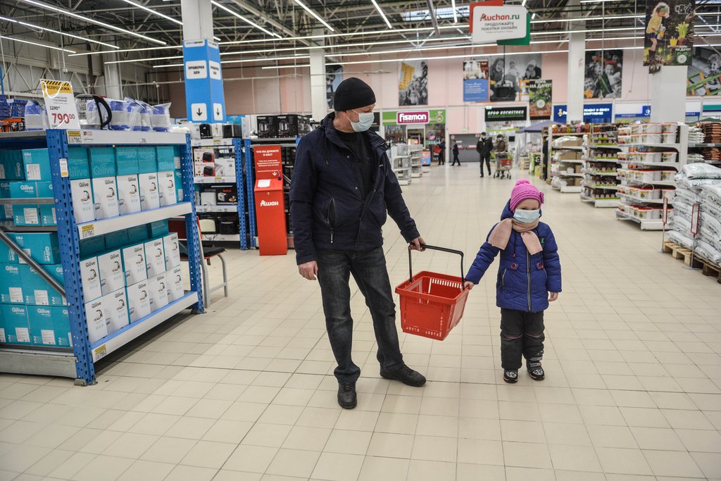 Мужчина и ребёнок в масках в магазине