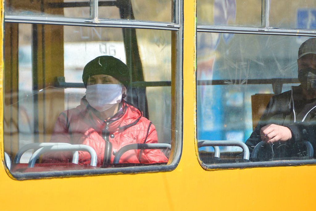 Пенсионерка в маске в автобусе