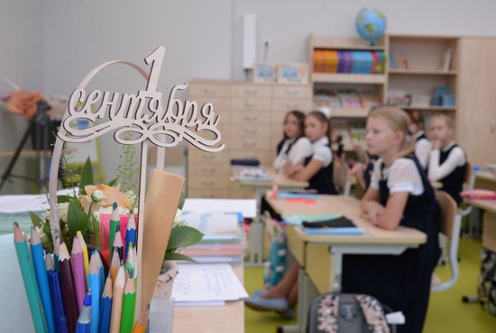 Почти 15 тысяч заявлений было подано в первый день  кампании по приёму первоклассников в школы Екатеринбурга. Фото: Павел Ворожцов