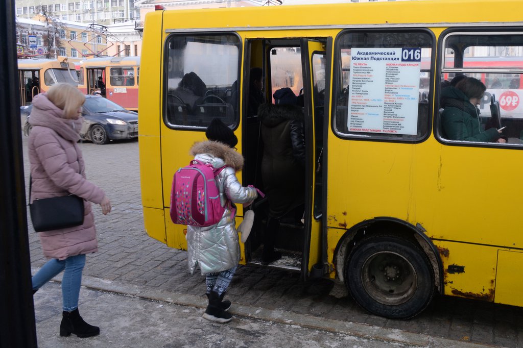 Ребёнок и автобус