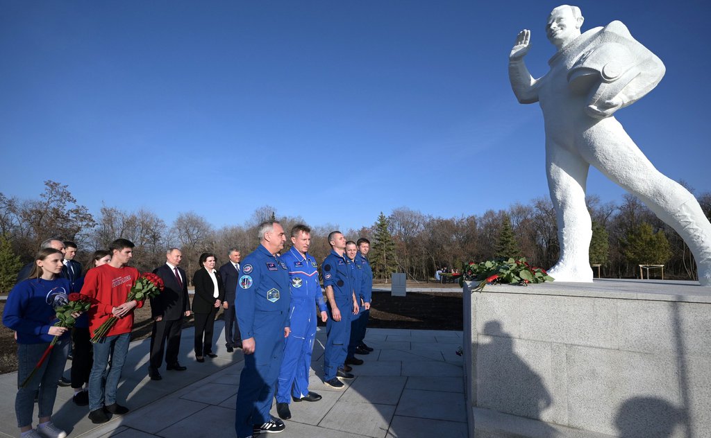 Памятник в месте приземления Юрия Гагарина