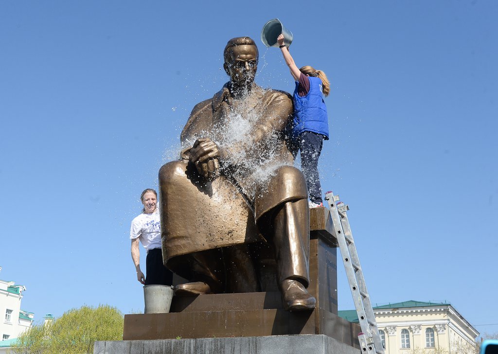 Студенты моют памятник Попову