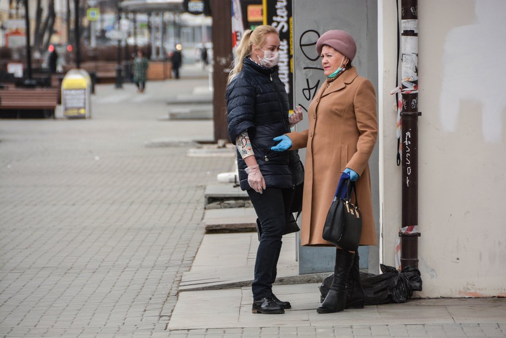 Девушка и женщина в масках и перчатках