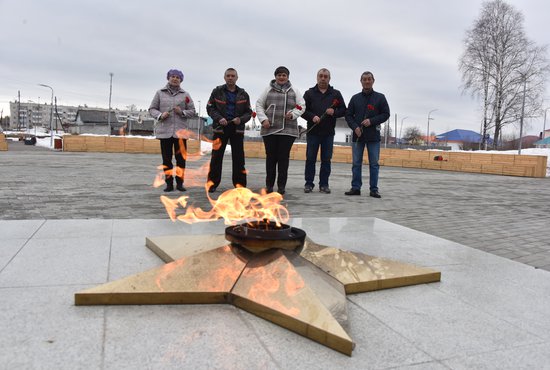 Североуральцы и гости города приходят к мемориалу в Калье, чтобы почтить память фронтовиков. Фото: Алексей Кунилов