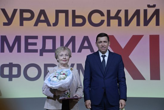 Журналисты получили благодарственные письма и почетные грамоты из рук губернатора Свердловской области. Фото: Павел Ворожцов.