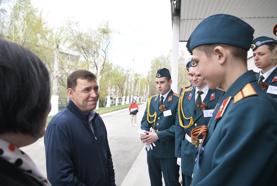 Евгений Куйвашев приехал в екатеринбургский лицей №135, чтобы встретиться с поисковиками из отряда "Кадет". Фото: департамент информполитики Свердловской области.