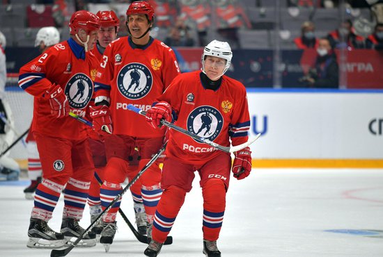 Глава государства по традиции вышел на лёд в составе команды "Легенды хоккея" под номером 11. Фото: пресс-служба Кремля.