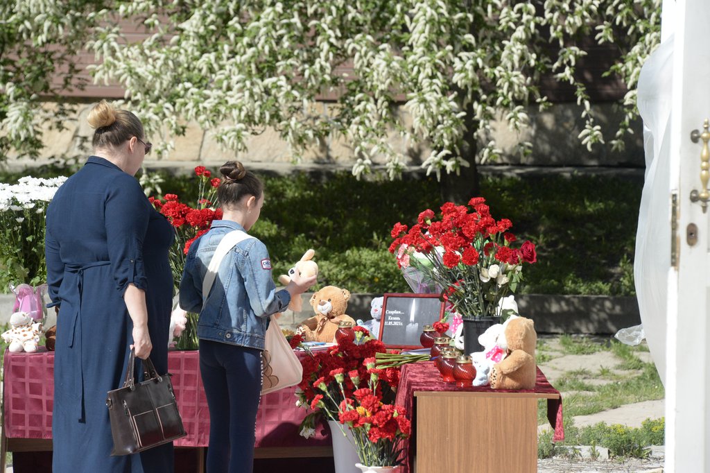 Возложеие цветов к мемориалу погибшим
