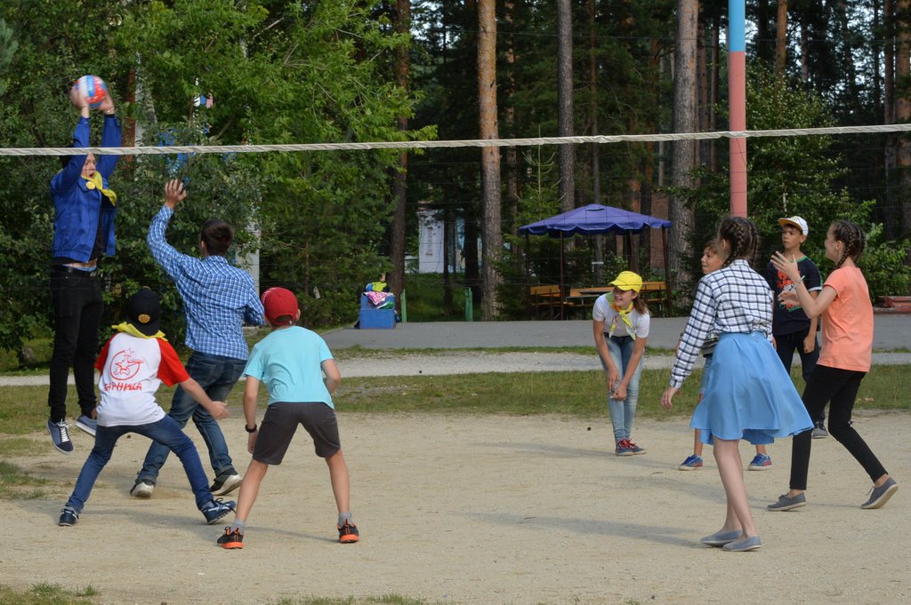 Дети в лагере играют в мяч